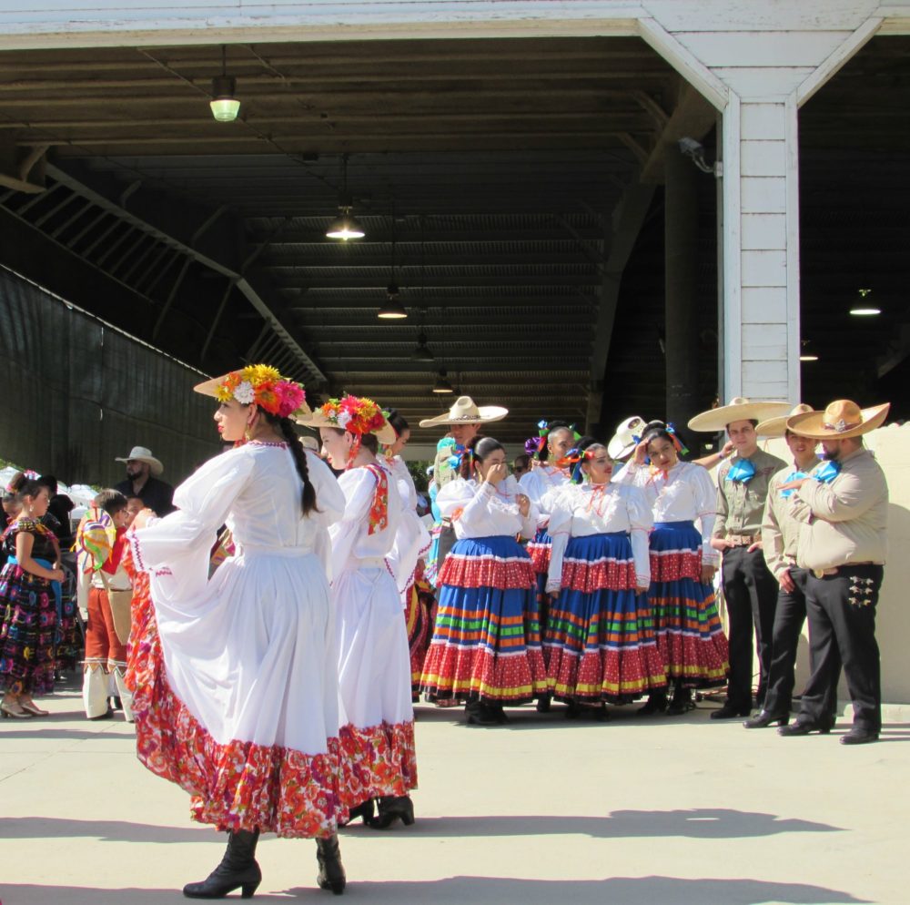 Ballet Folklorico dancers