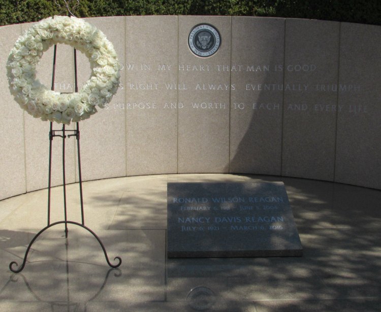 Graves of Ronald and Nancy Reagan.