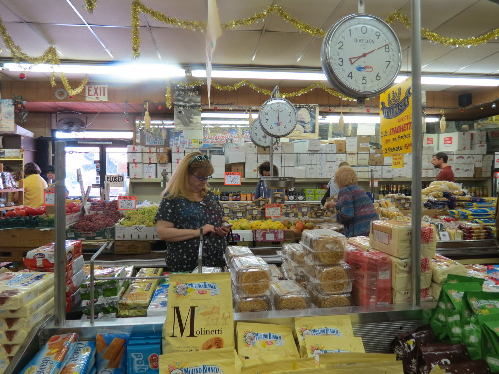 Interior Roma Market in Pasadena